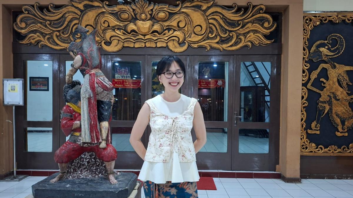Winona-Araminta-saat-mengunjungi-Gedung-Wayang-Orang-Sriwedari.jpg