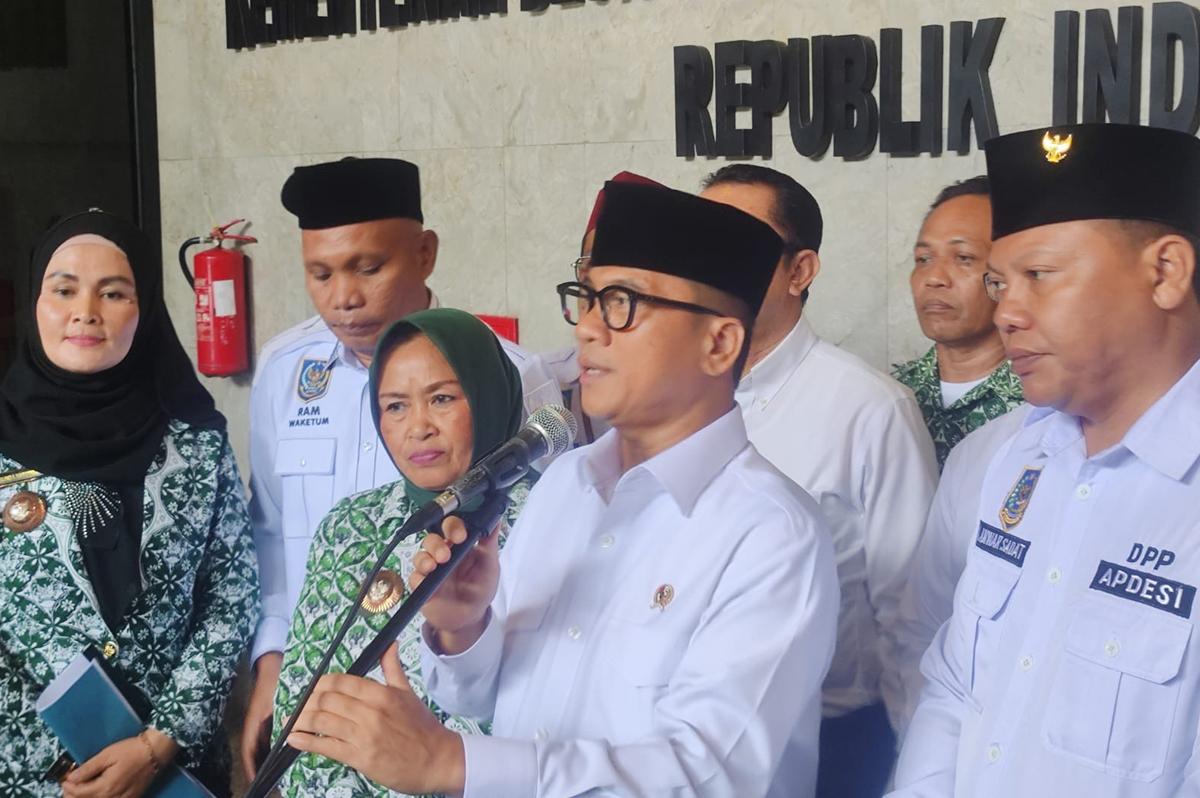 Yandri-Susanto-saat-memberikan.jpg