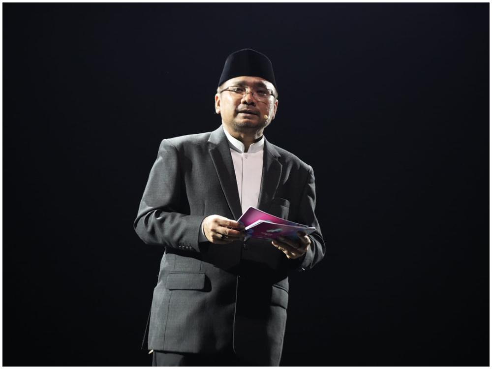 Menteri Agama (Menag) Yaqut Cholil Qoumas hari ini meluncurkan logo peringatan Hari Santri 2024 dengan mengusung tema “Menyambung Juang Merengkuh Masa Depan” di JI-Expo Kemayoran Jakarta, Rabu (9/10/2024).