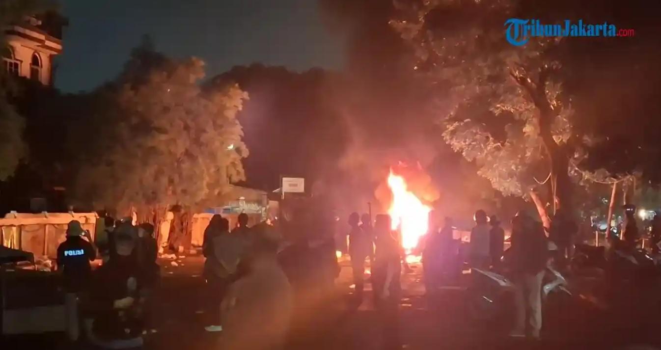 Pemilik Warung Hanya Bisa Pasrah Warungnya Dibakar Massa yang Bentrok di Kalibata