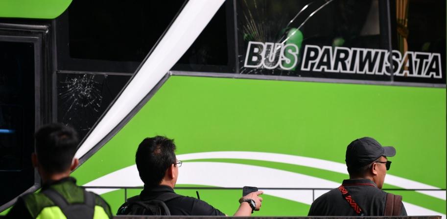 a-penampakan-kaca-bus-yang-ditump.jpg