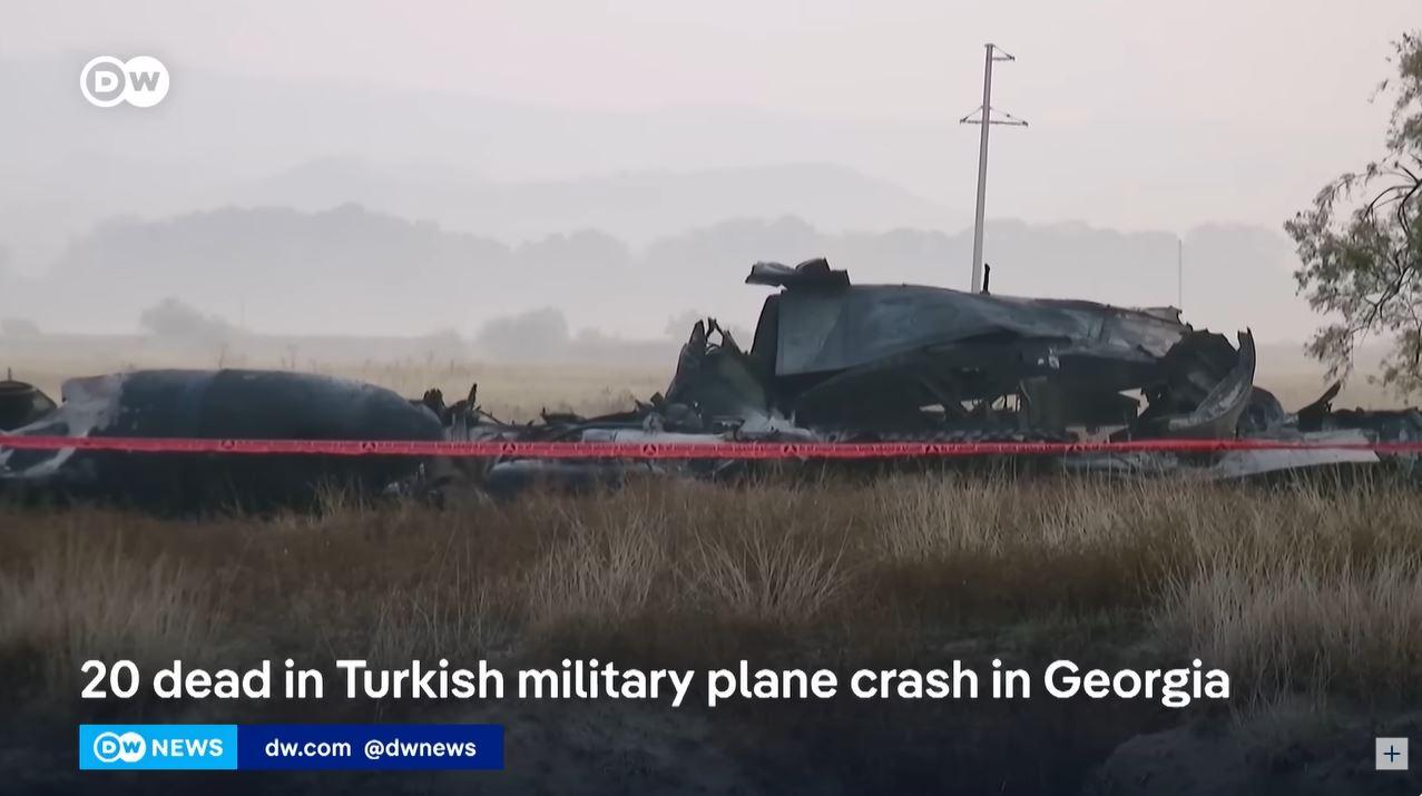 PESAWAT MILITER JATUH - Tangkap layar YouTube DW News, memperlihatkan tempat jatuhnya pesawat kargo Turki yang jatuh di Georgia, Senin (11/11/2025)