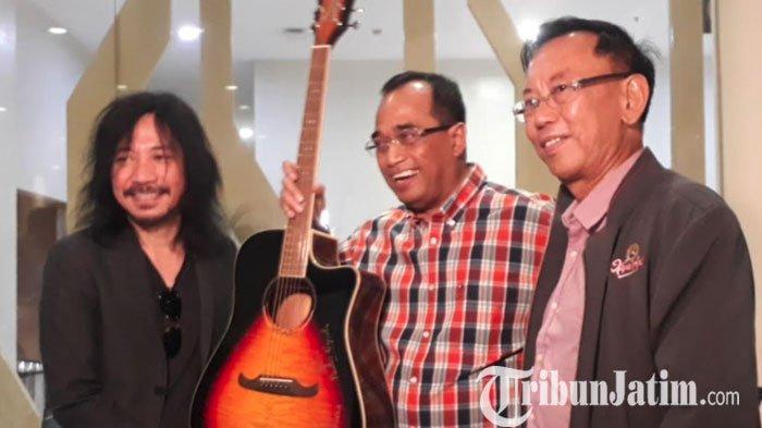 abdee-slank-dan-menteri-budi-lelang-barang-kesayangan.jpg
