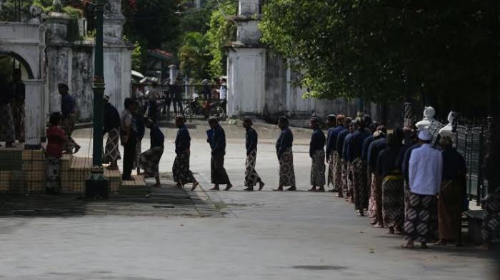 abdi-dalem-keraton_yogya_20150505_121127.jpg
