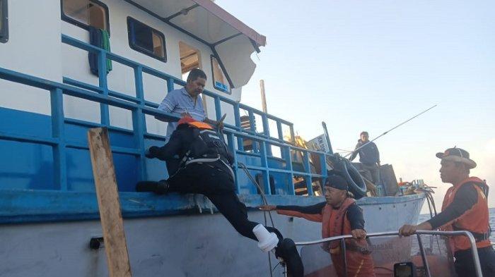abk-km-sumber-rejeki-melompat-ke-laut.jpg