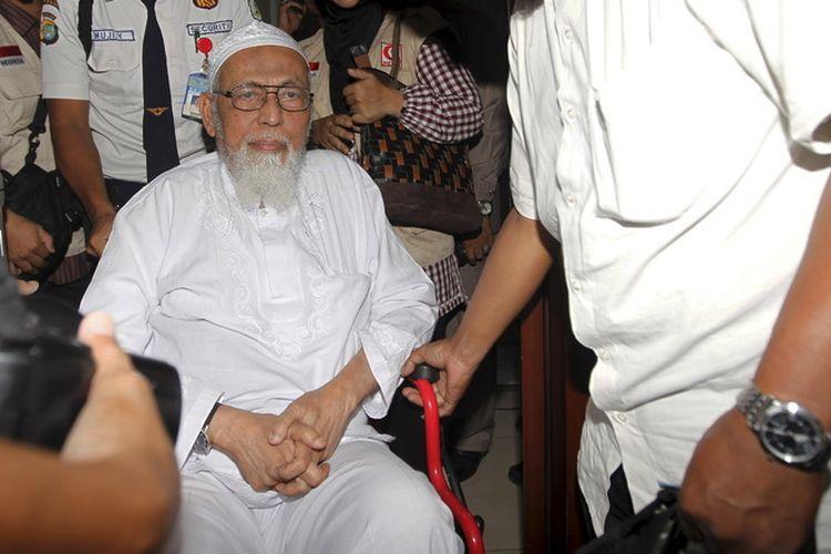 abu-bakar-baasyir-keluar-dari-ruang-pemeriksaan-rumah-sakit-mata-aini.jpg