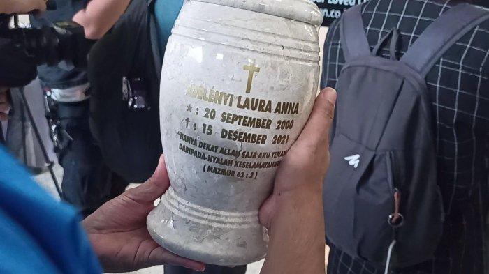 abu-jenazah-laura-anna.jpg