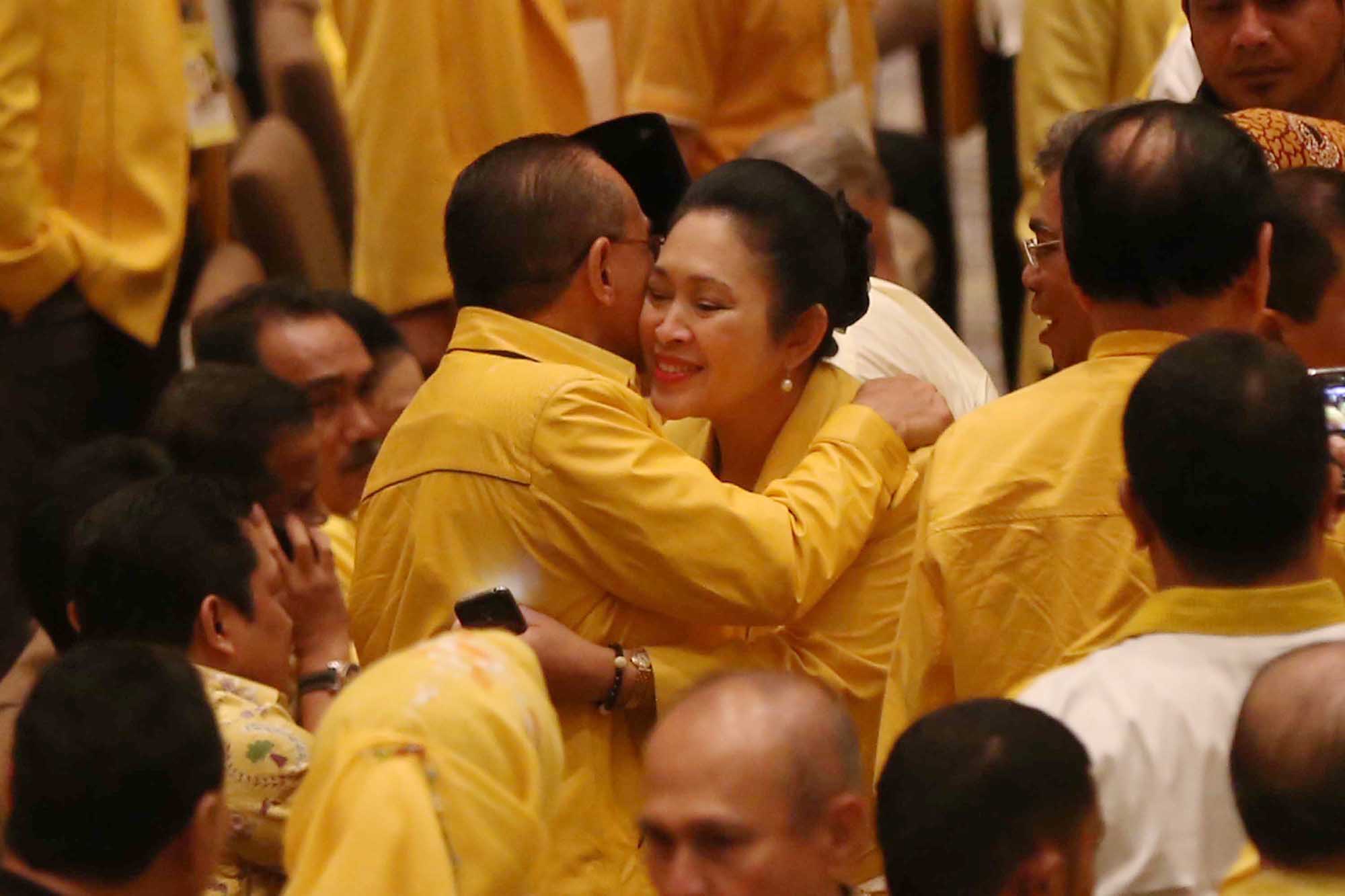 aburizal-bakrie-terpilih-kembali-secara-aklamasi_20141203_203251.jpg