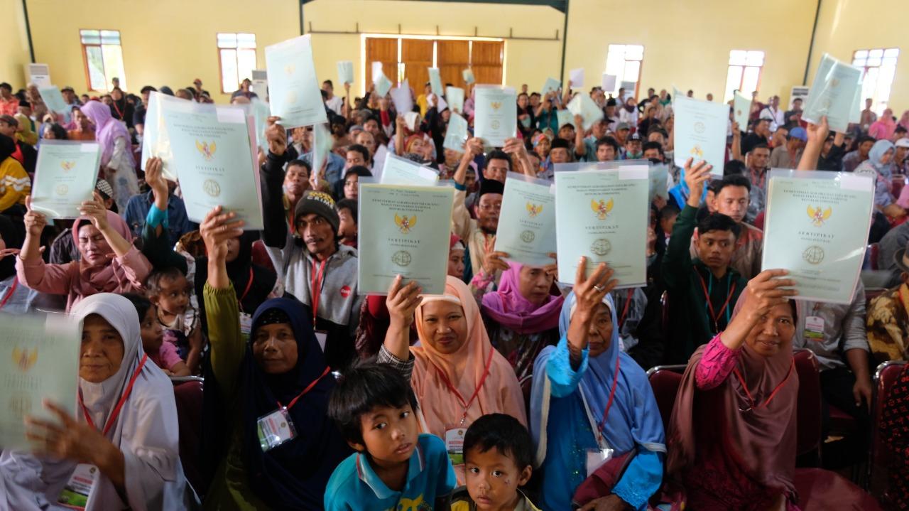 acara-penyerahan-sertifikat-hasil-redistribusi-tanah.jpg