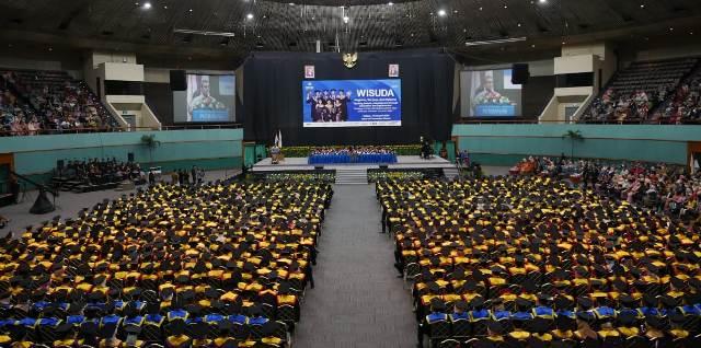 acara-wisuda-perbanas-institute.jpg