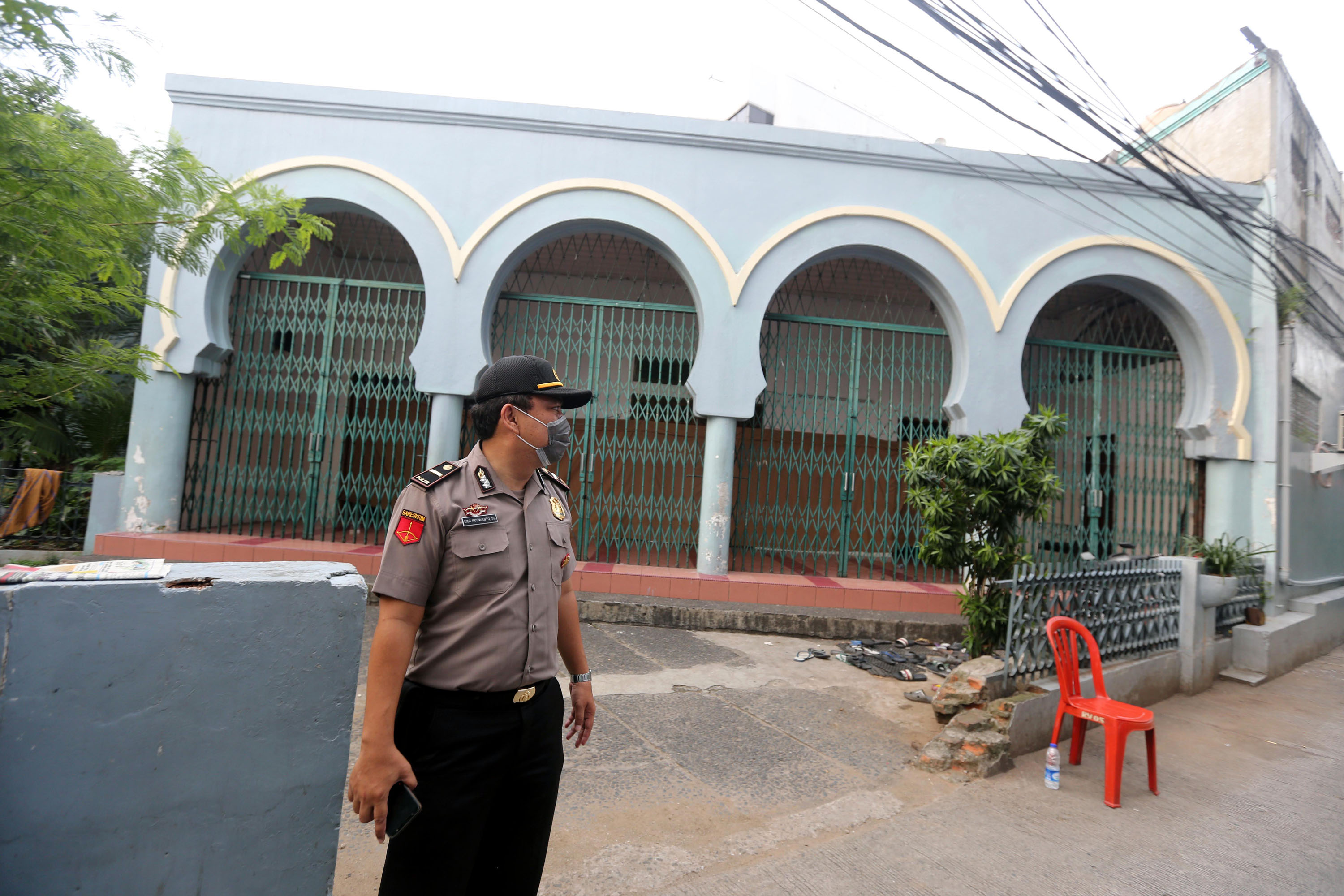 ada-jemaah-terpapar-covid-19-masjid-jami-kebon-jeruk-diisolasi_20200329_051718.jpg
