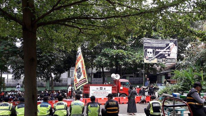 ada-spanduk-bertuliskan-tagar-kami-bersama-habib-bahar.jpg