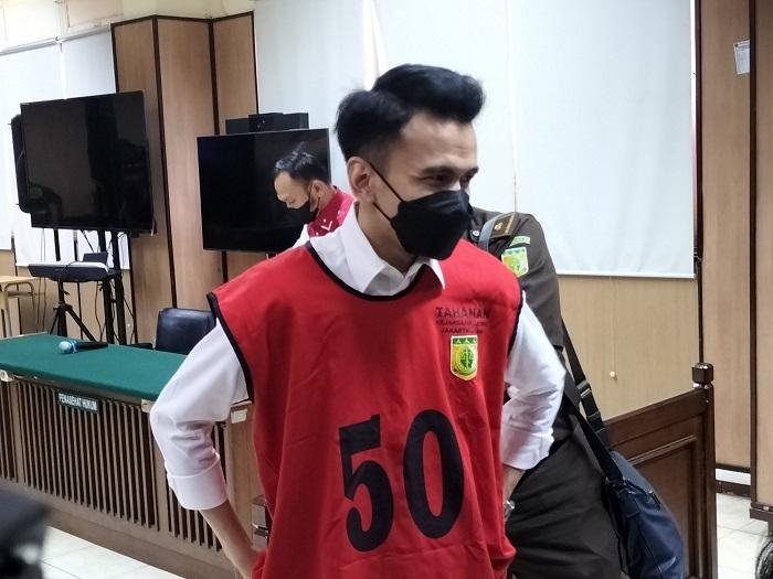 adam-deni-usai-membacakan-pledoi-di-pengadilan-negeri-jakarta-utara.jpg