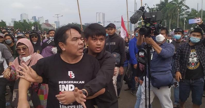 ade-armando-di-tengah-keade-g.jpg