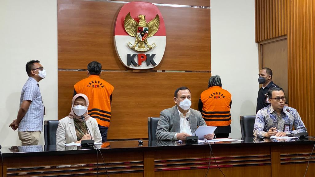 ade-yasin-pakai-rompi-orange.jpg