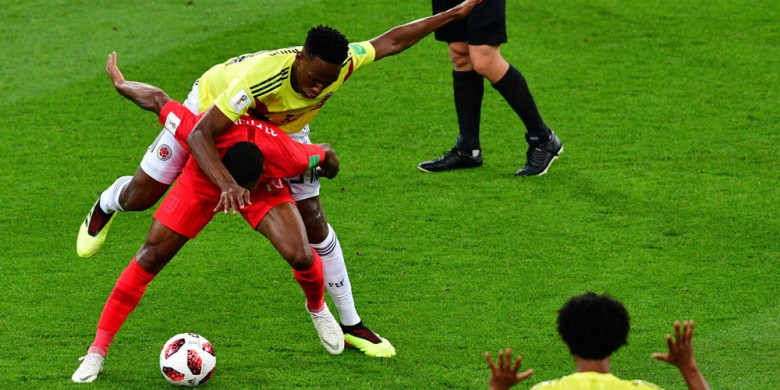 adegan-unik-sterling-menggendong-pencetak-gol-kolombia_20180704_045136.jpg