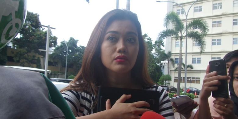 adik-julia-perez-nia-anggia-di-rscm_20170323_223927.jpg
