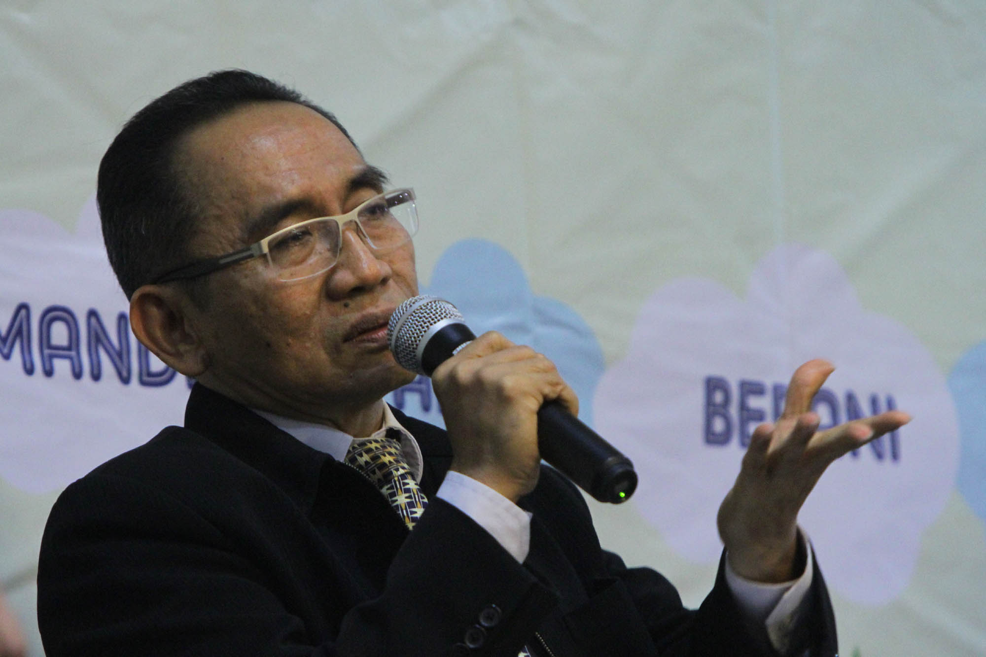 adnan-pandu-praja-dan-taufik-hanafi-pembicara-literasi-antikorup_20151103_094340.jpg