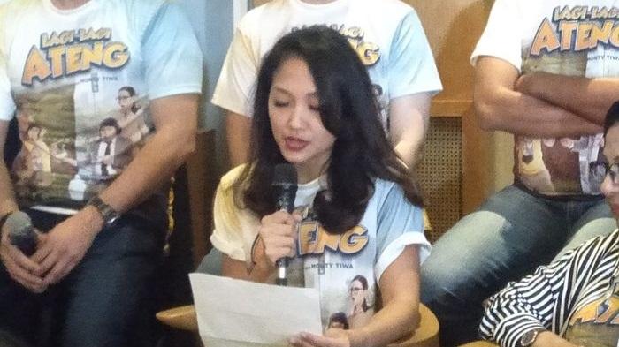 adriana-bustami-membacakan-surat-dari-augie-fantinus.jpg