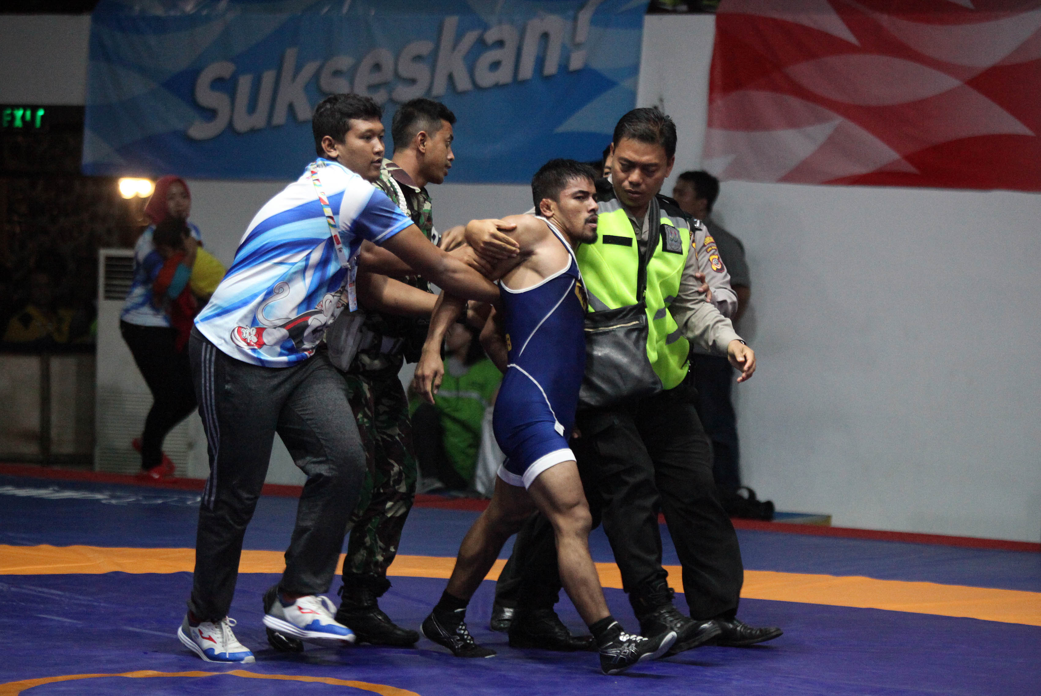 adu-jotos-dalam-pertandingan-gulat-pon-xix_20160928_203233.jpg
