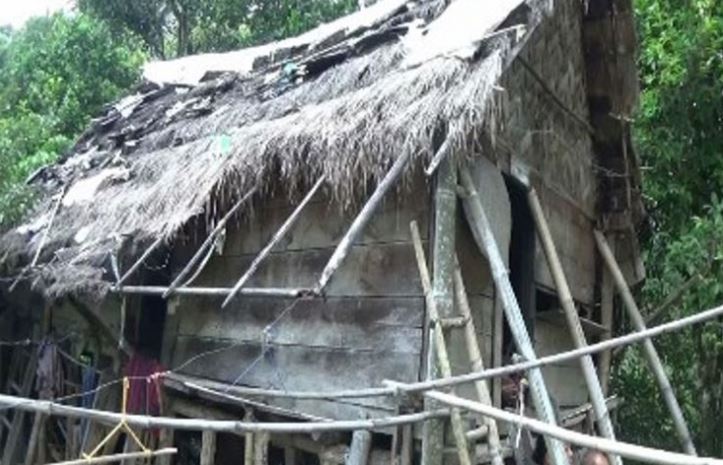 agar-tak-kehujanan-atap-rumah-lansia-ditambali-sampah-plastik_20180409_163558.jpg