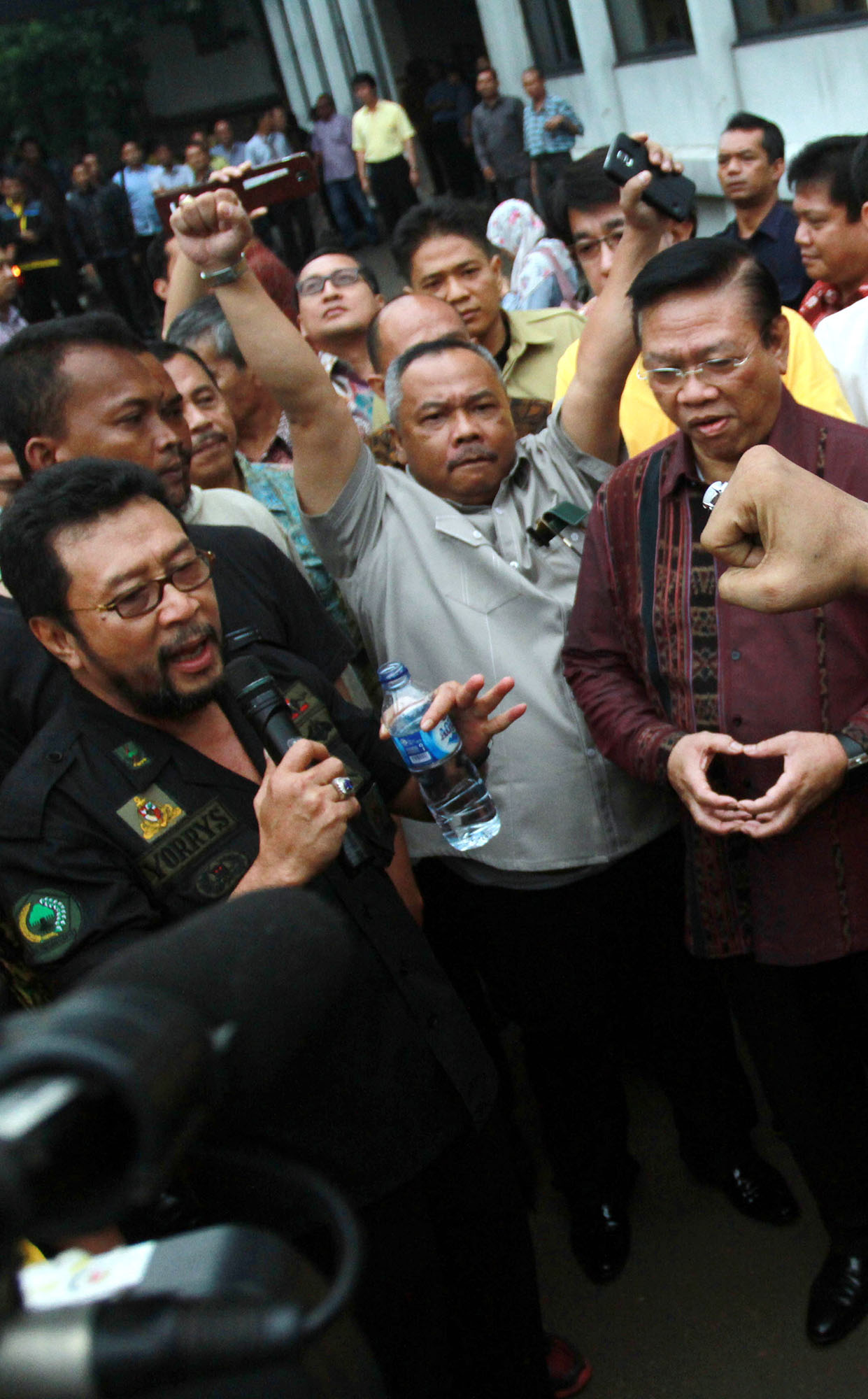 agung-laksono-dan-yorrys-raweyai-tenangkan-massa_20141125_192056.jpg