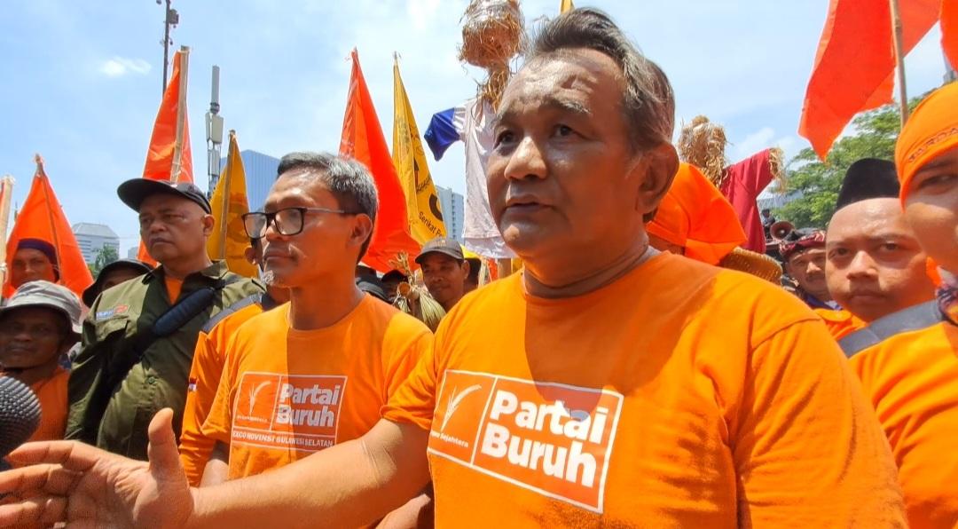 agus-ruli-di-patung-kuda.jpg