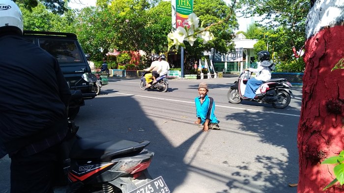 agus-slamet-saat-bekerja-senagaivtukang-parkir_20180323_212721.jpg