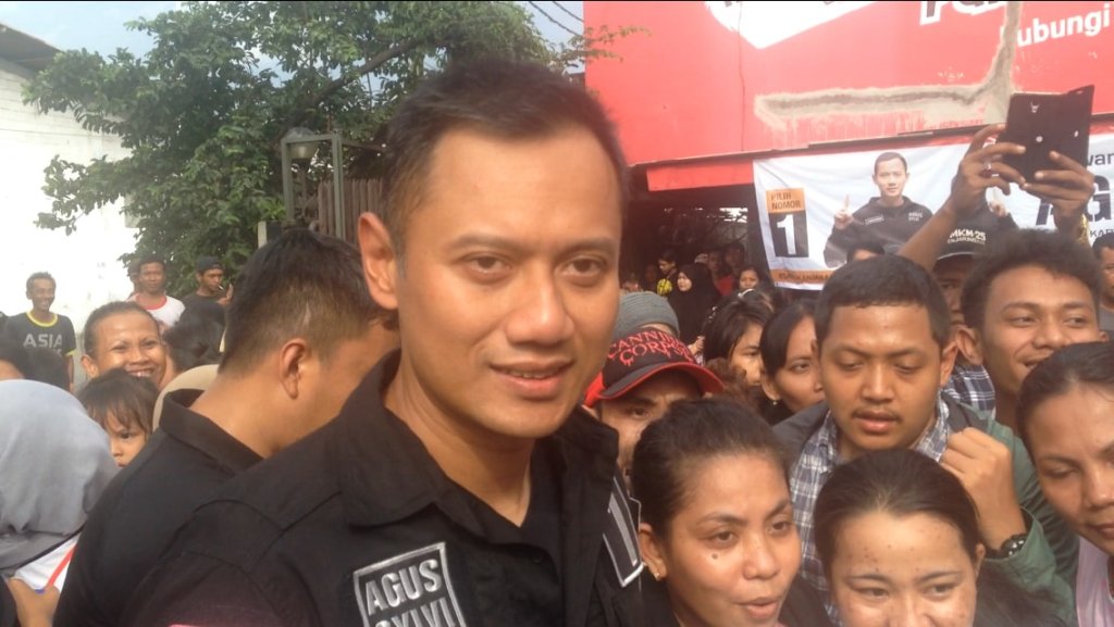 agus-yudhoyono-berfoto_20161219_161310.jpg