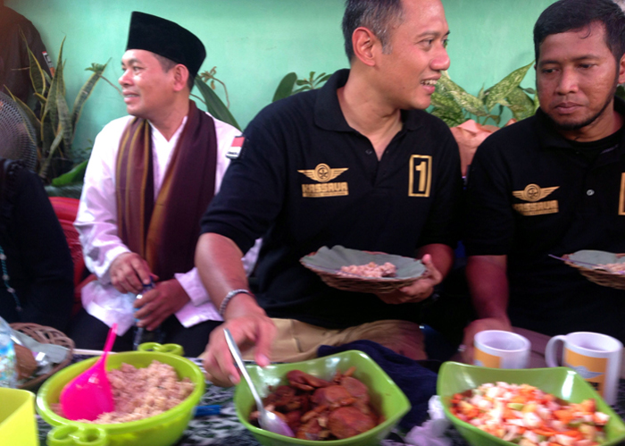 agus-yudhoyono-menyantap-semur-jengkol-bikinan-warga_20161231_134937.jpg