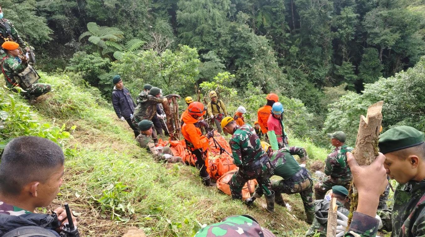 ah-korban-kecelakaan-pesawat-ATR-42-500-di-lereng-pegunungan-Bulus.jpg