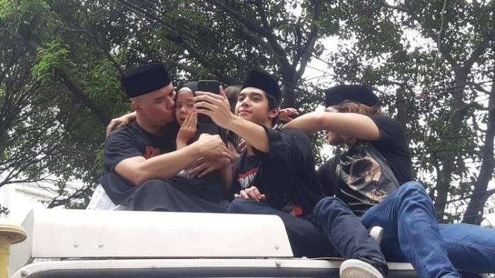 ahmad-dhani-dan-safeea-saat-tiba-di-kediamannya.jpg