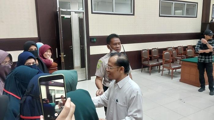 ahmad-zain-an-najah-setelah-membacakan-nota-pembelaan.jpg