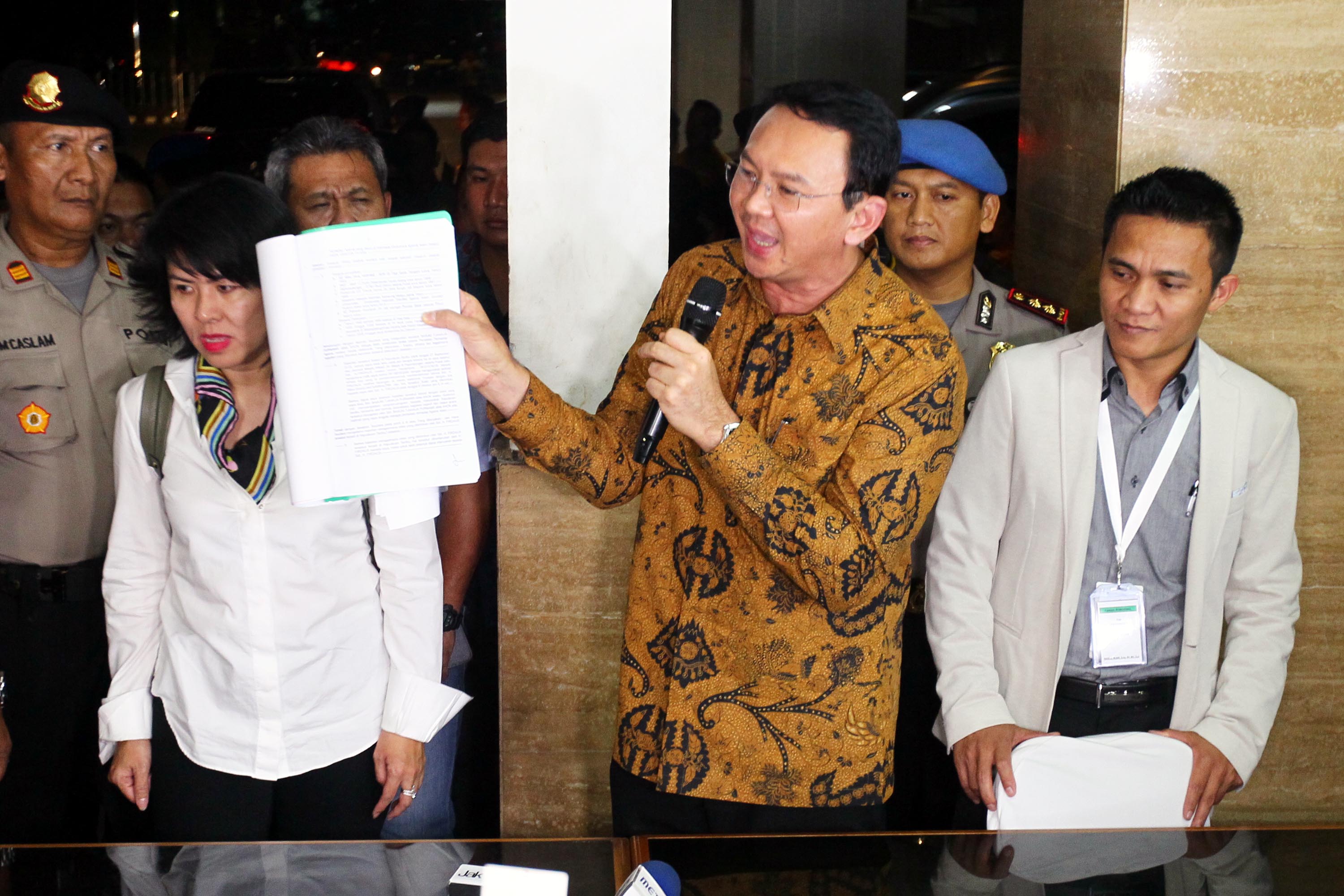 ahok-beri-keterangan-usai-sidang_20170104_103056.jpg