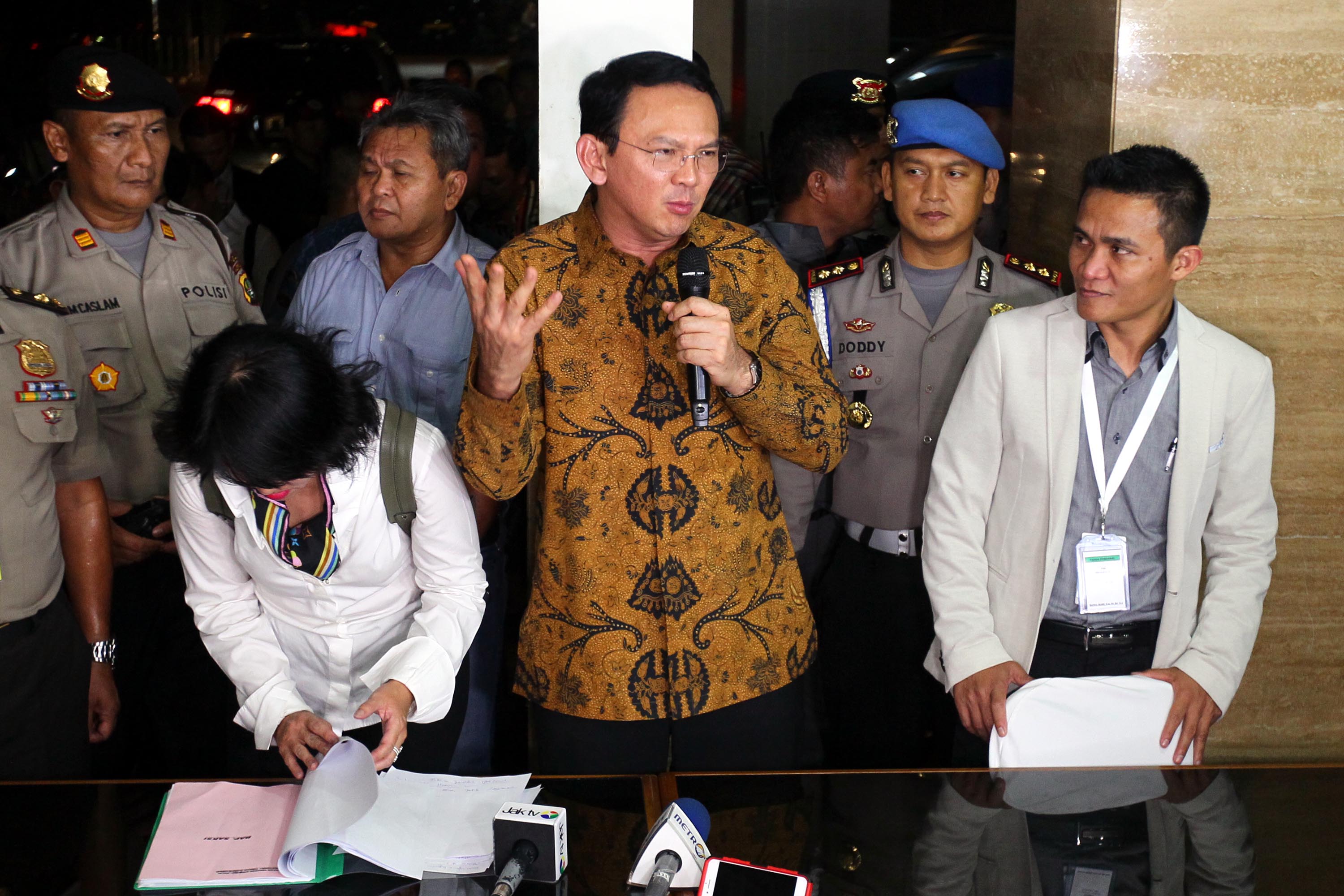 ahok-beri-keterangan-usai-sidang_20170104_103138.jpg