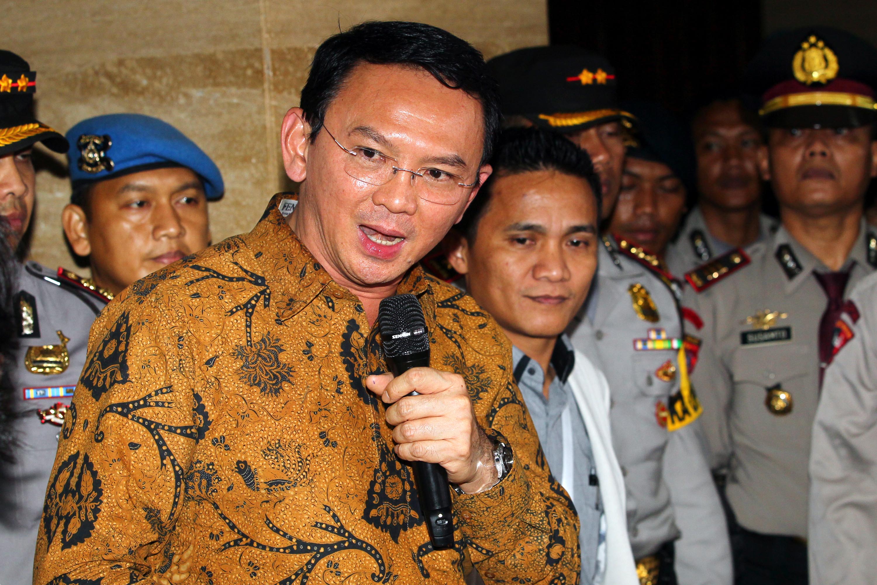 ahok-beri-keterangan-usai-sidang_20170104_103245.jpg