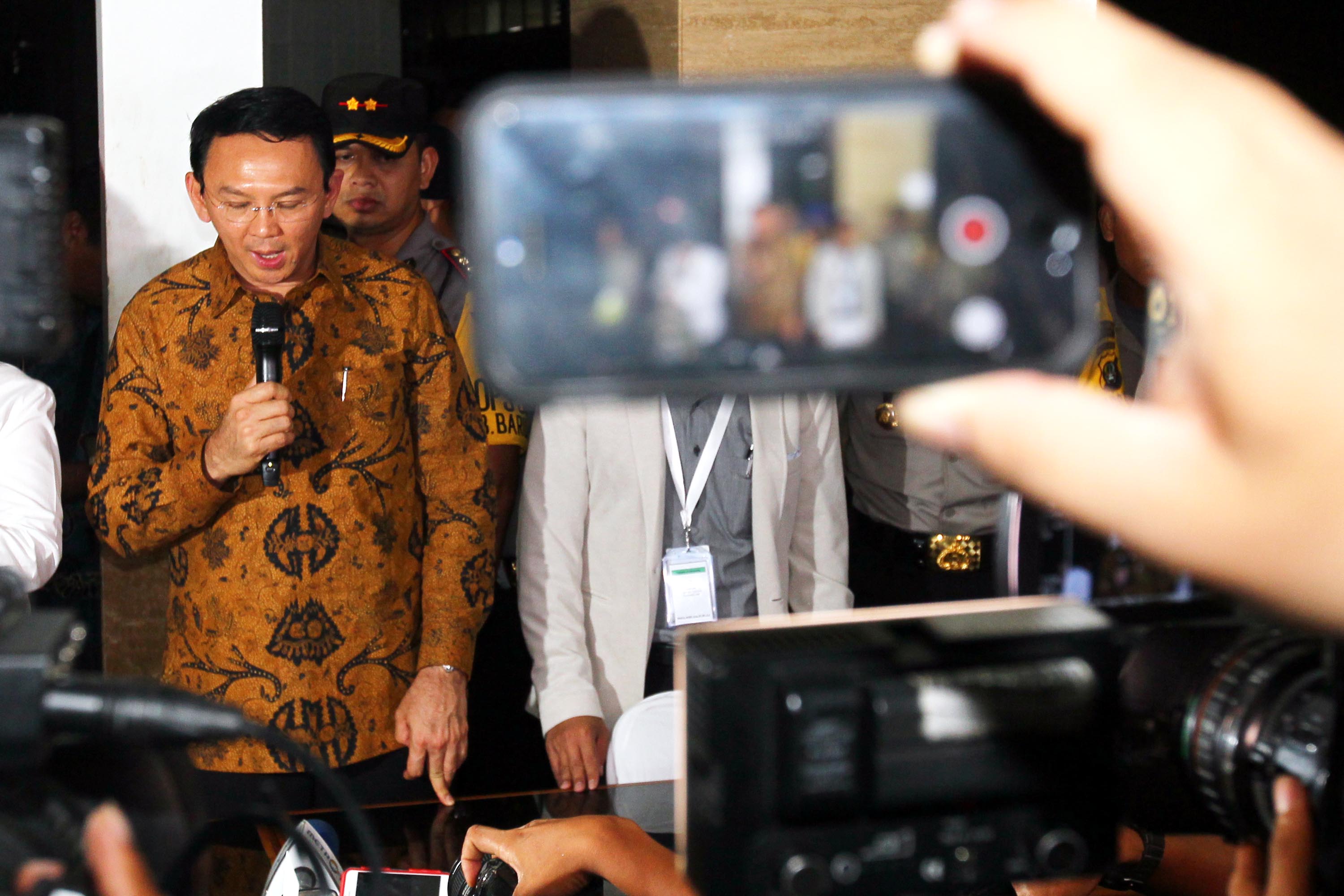 ahok-beri-keterangan-usai-sidang_20170104_103331.jpg