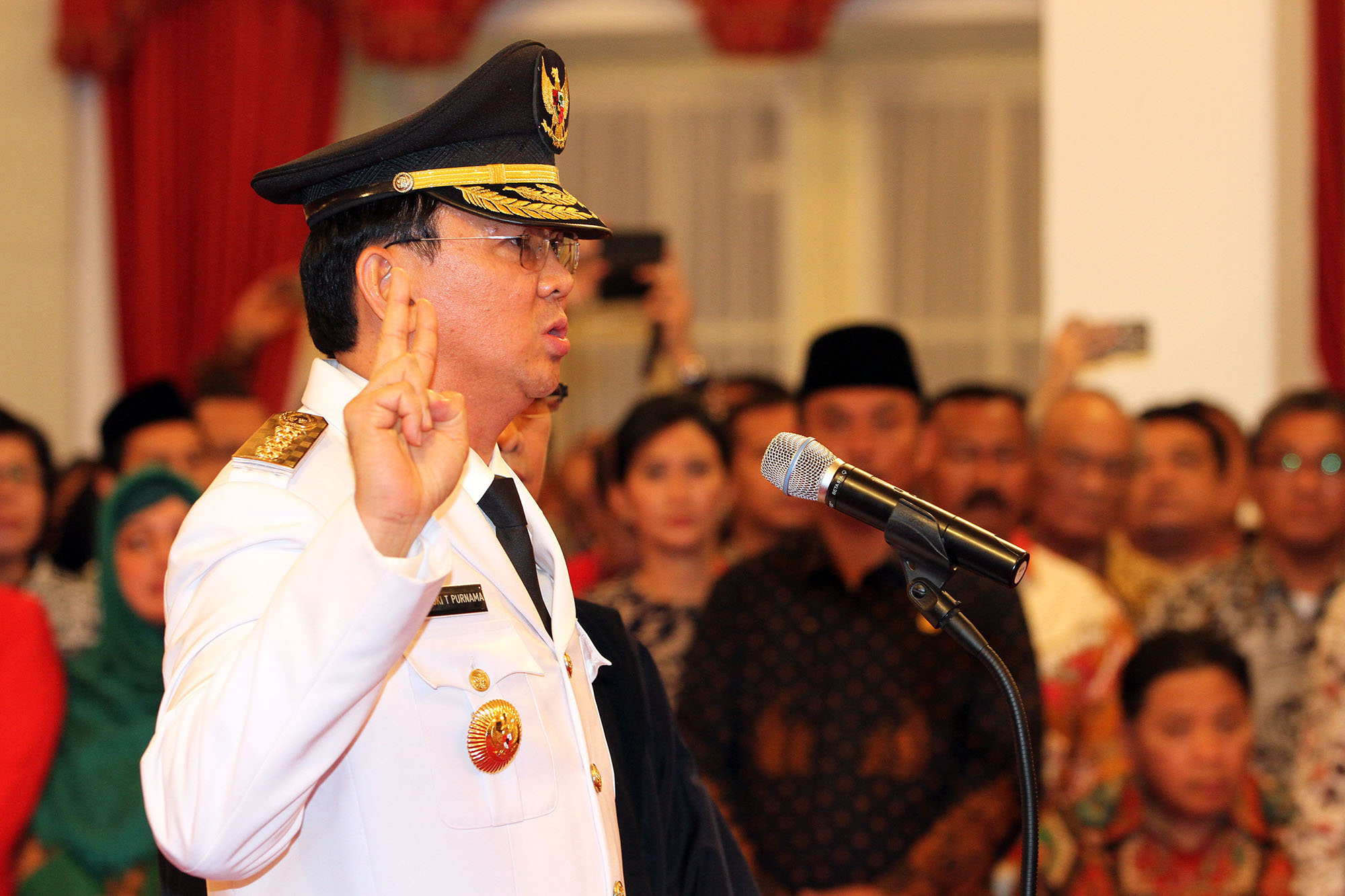 ahok-dilantik-sebagai-gubernur-dki-jakarta_20141119_164924.jpg