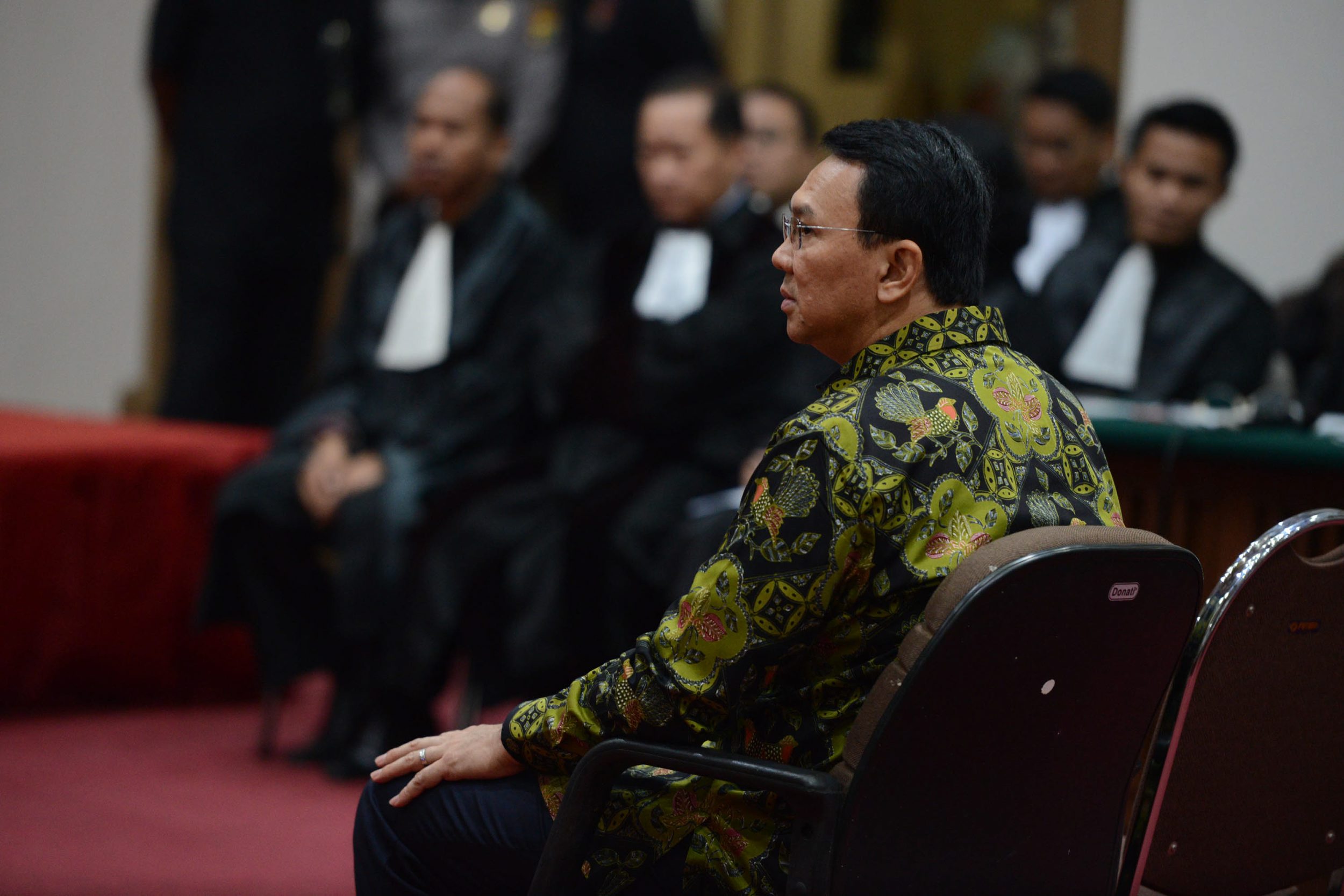 ahok-dituntut-satu-tahun-penjara-oleh-jpu_20170420_132703.jpg