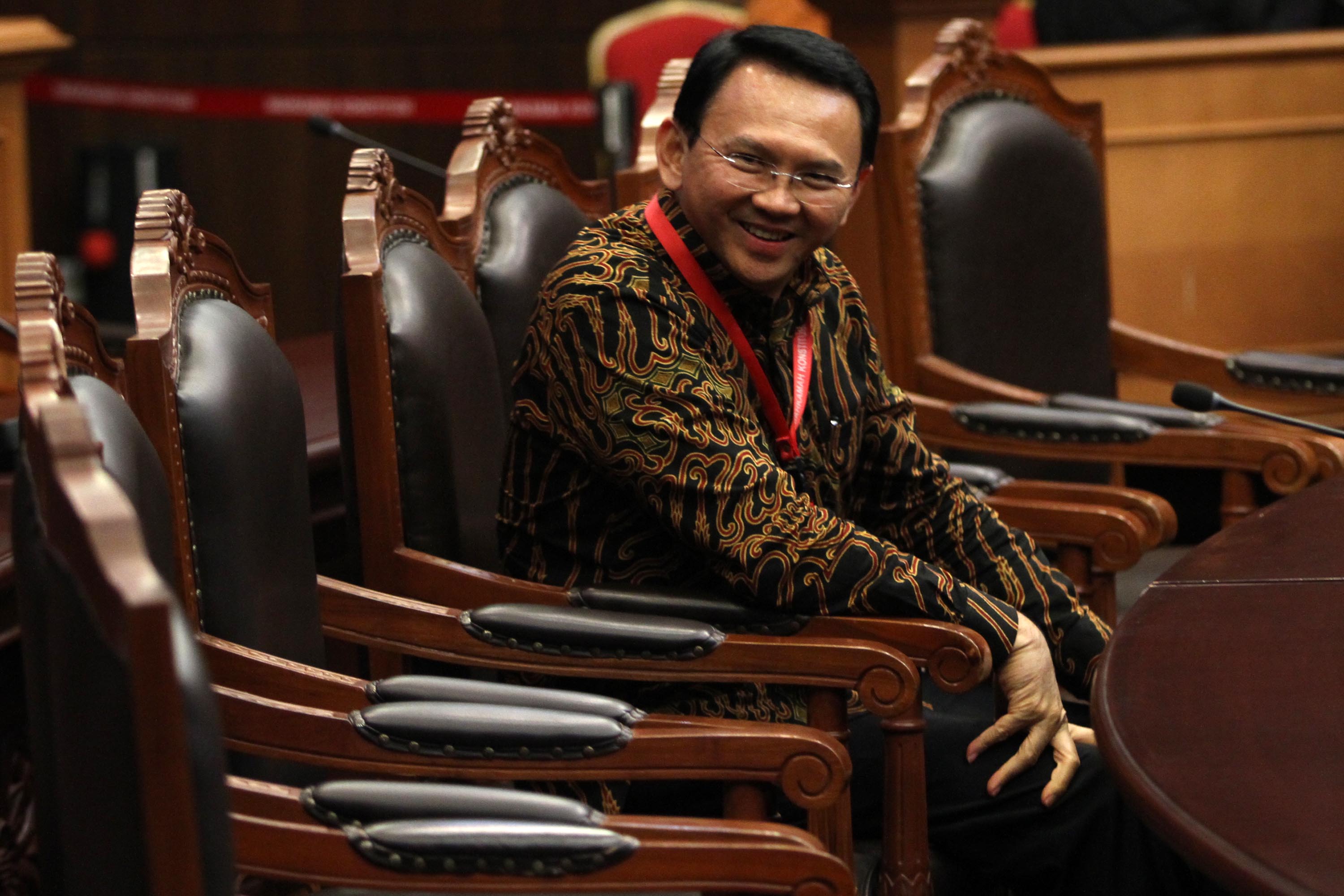 ahok-hadiri-sidang-lanjutan-uji-materi-uu-pilkada_20160831_195846.jpg