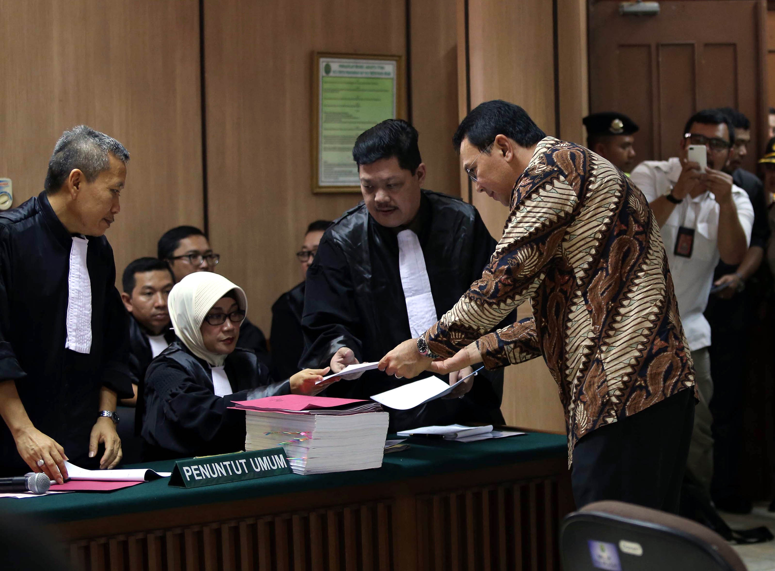 ahok-jalani-sidang-perdana_20161213_134725.jpg
