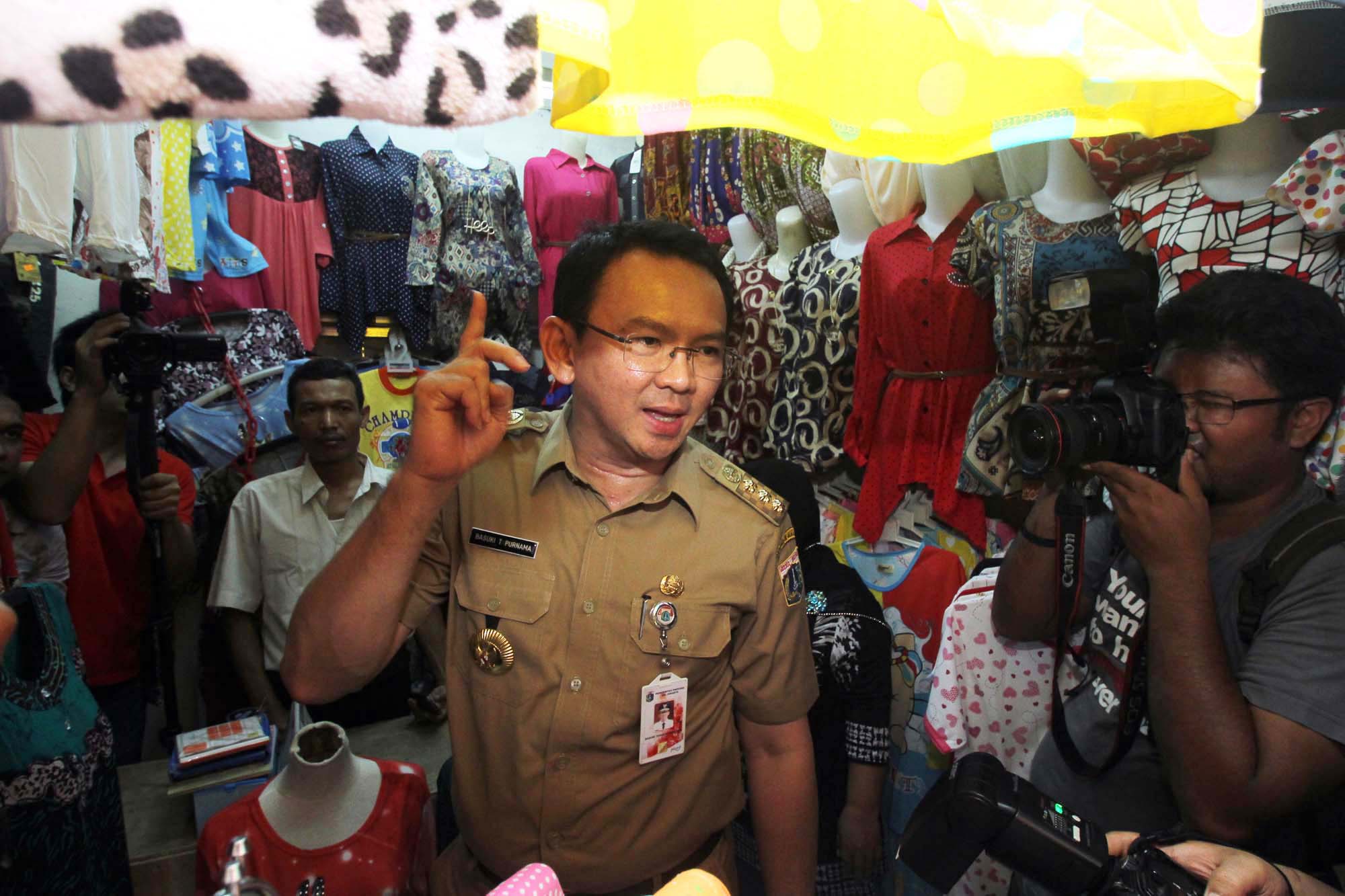 ahok-pantau-pasar-tanah-abang-blok-g_20150415_175449.jpg