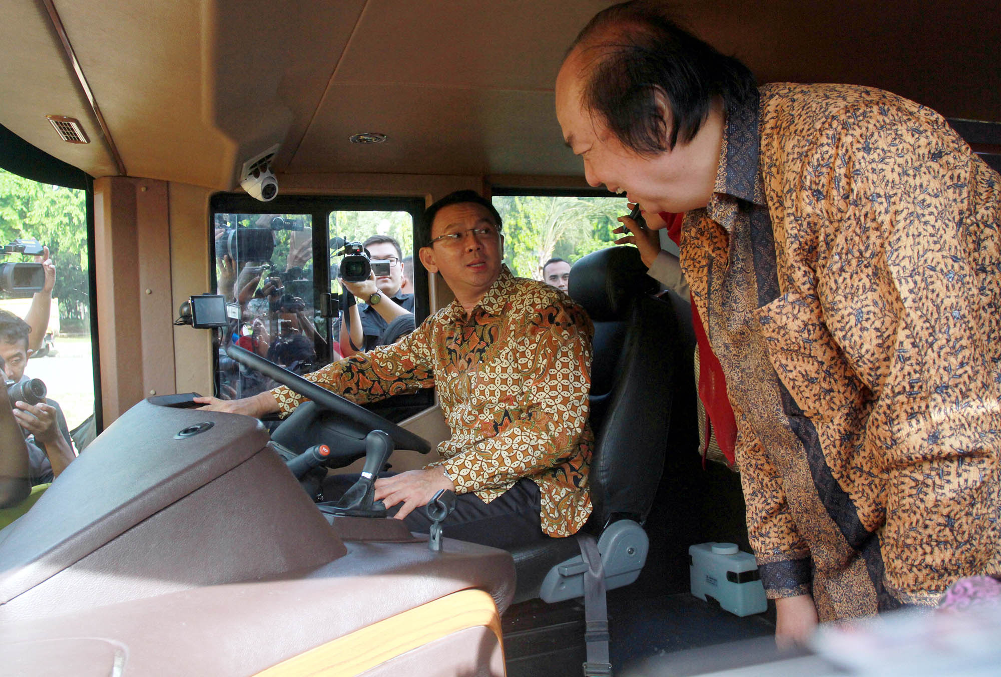 ahok-terima-sumbangan-bus-tingkat_20141210_160505.jpg