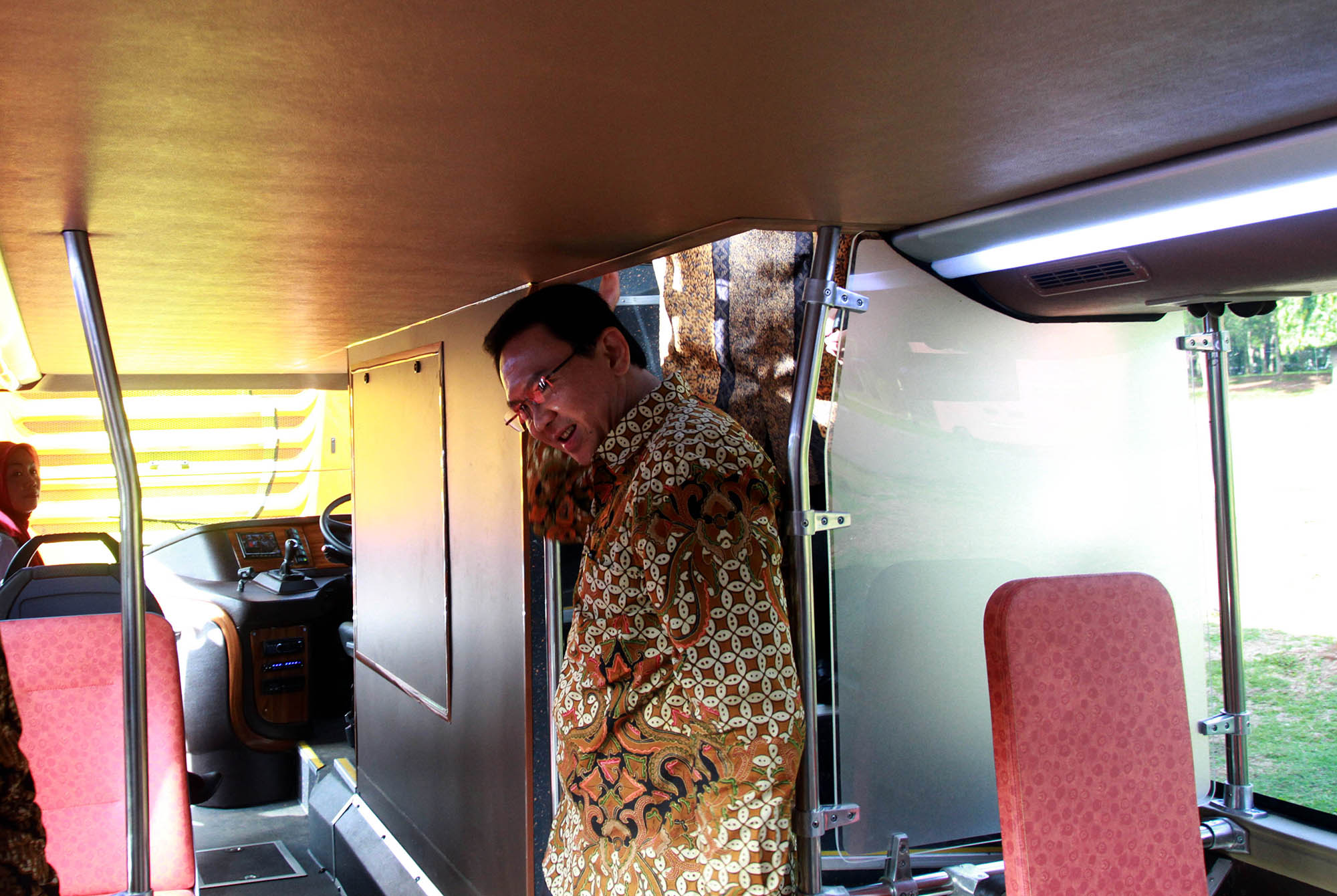 ahok-terima-sumbangan-bus-tingkat_20141210_160650.jpg