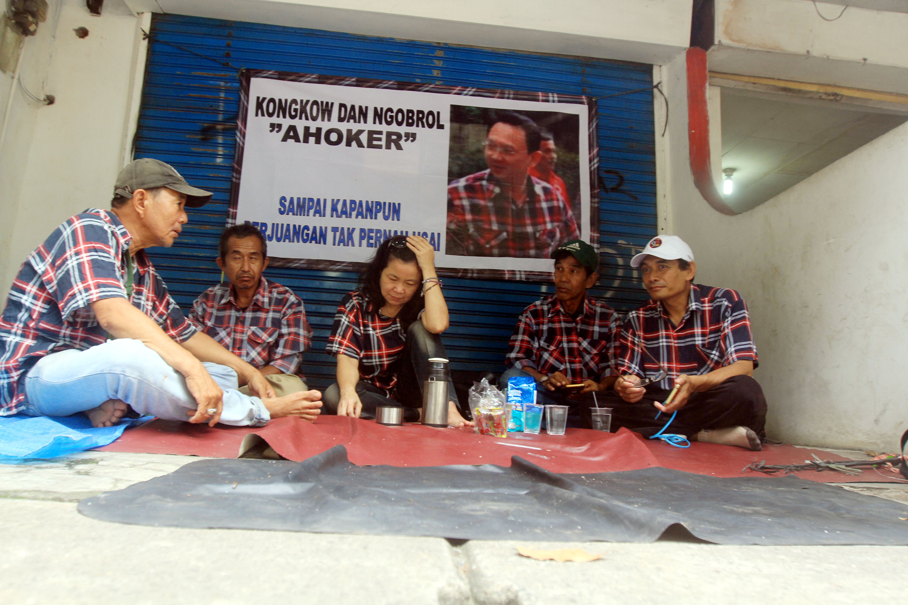 ahoker-nginap-depan-mako-brimob_20190123_223038.jpg