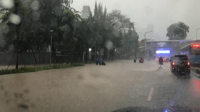 air-banjir-rendam-jalanan-di-depan-universitas-atma-jaya-jakarta.jpg