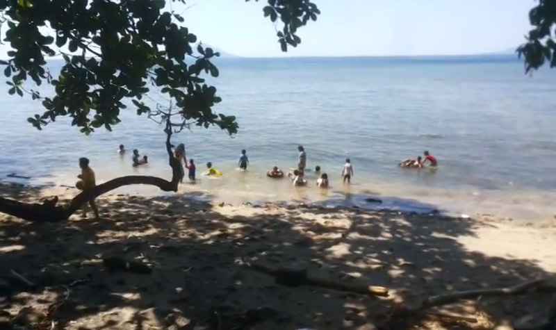 air-lautnya-jernih-udaranya-sejuk-pantai-poopoh-sangat-memesona_20150629_155433.jpg