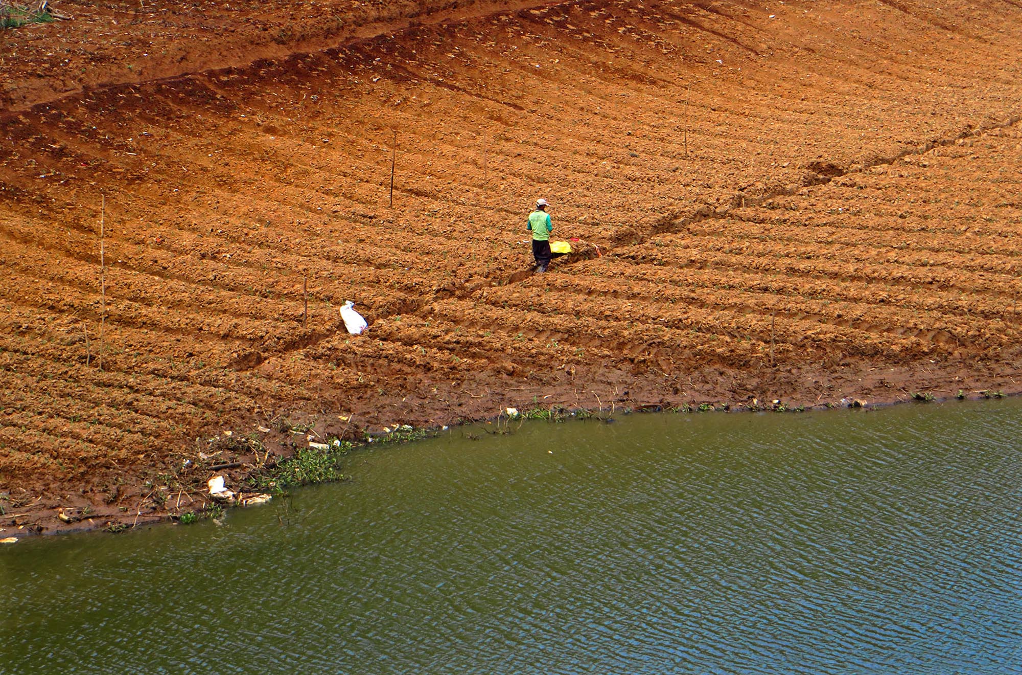air-sungai-citarum-menyusut_20200917_222457.jpg