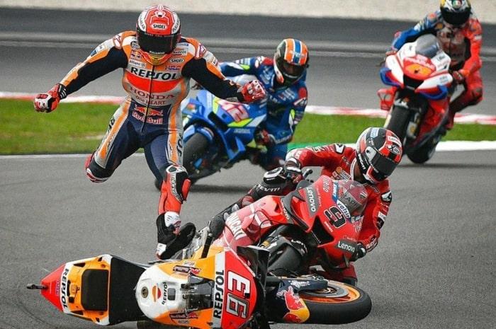airbag-mengembang-yang-ada-di-wearpack-marc-marquez-saat-terjadi-crash.jpg