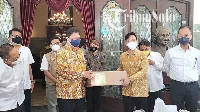 airlangga-di-loji-gandrung-kasih-bantuan.jpg